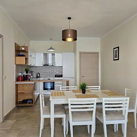 Apartment In Saranda Near Sandy Beach شقة