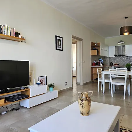 Apartment In Saranda Near Sandy Beach شقة ساراندا